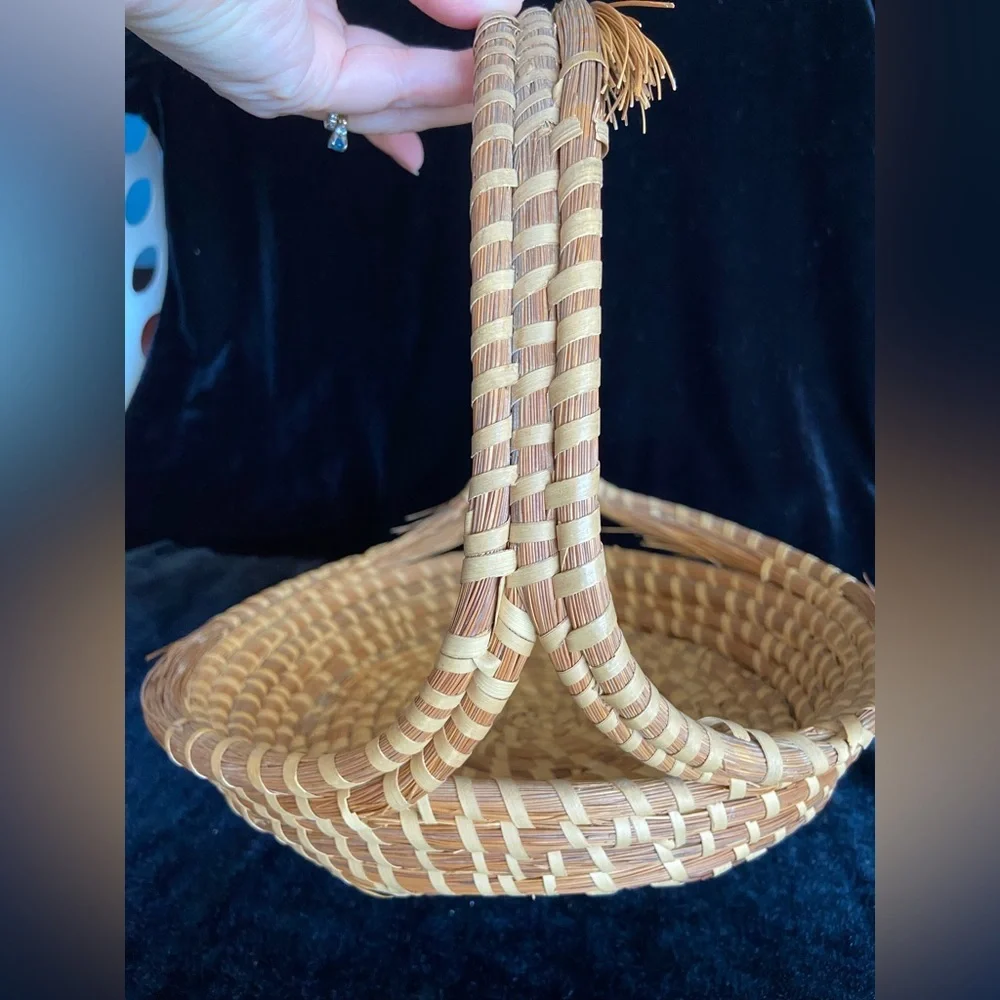 Vintage Sweetgrass Basket With Handle Handmade In Charleston, South Carolina - Picture 3 of 10